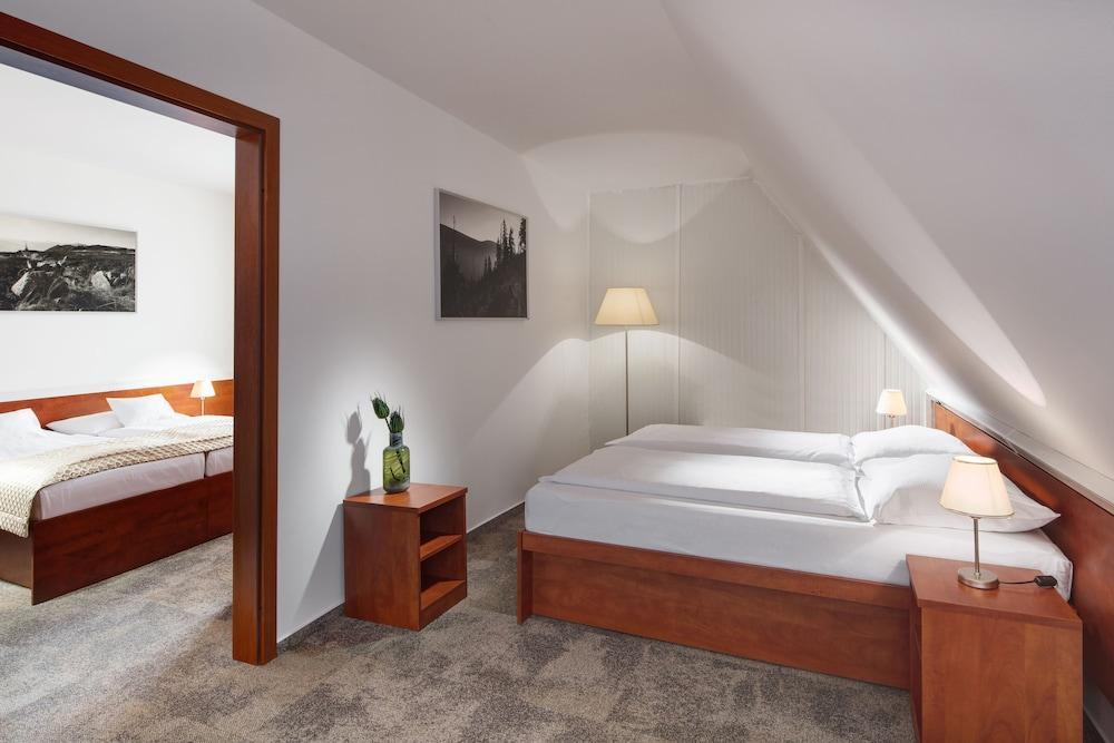 Pinia & Hotel 4*