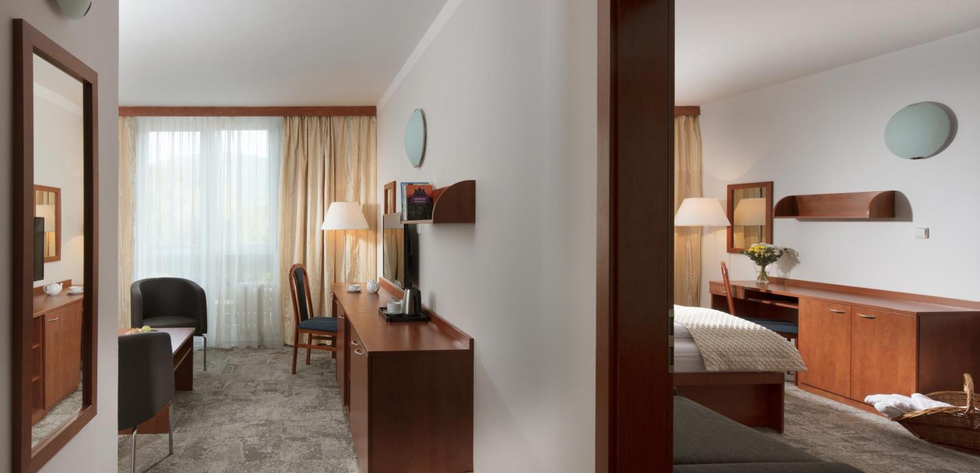 Pinia & Hotel