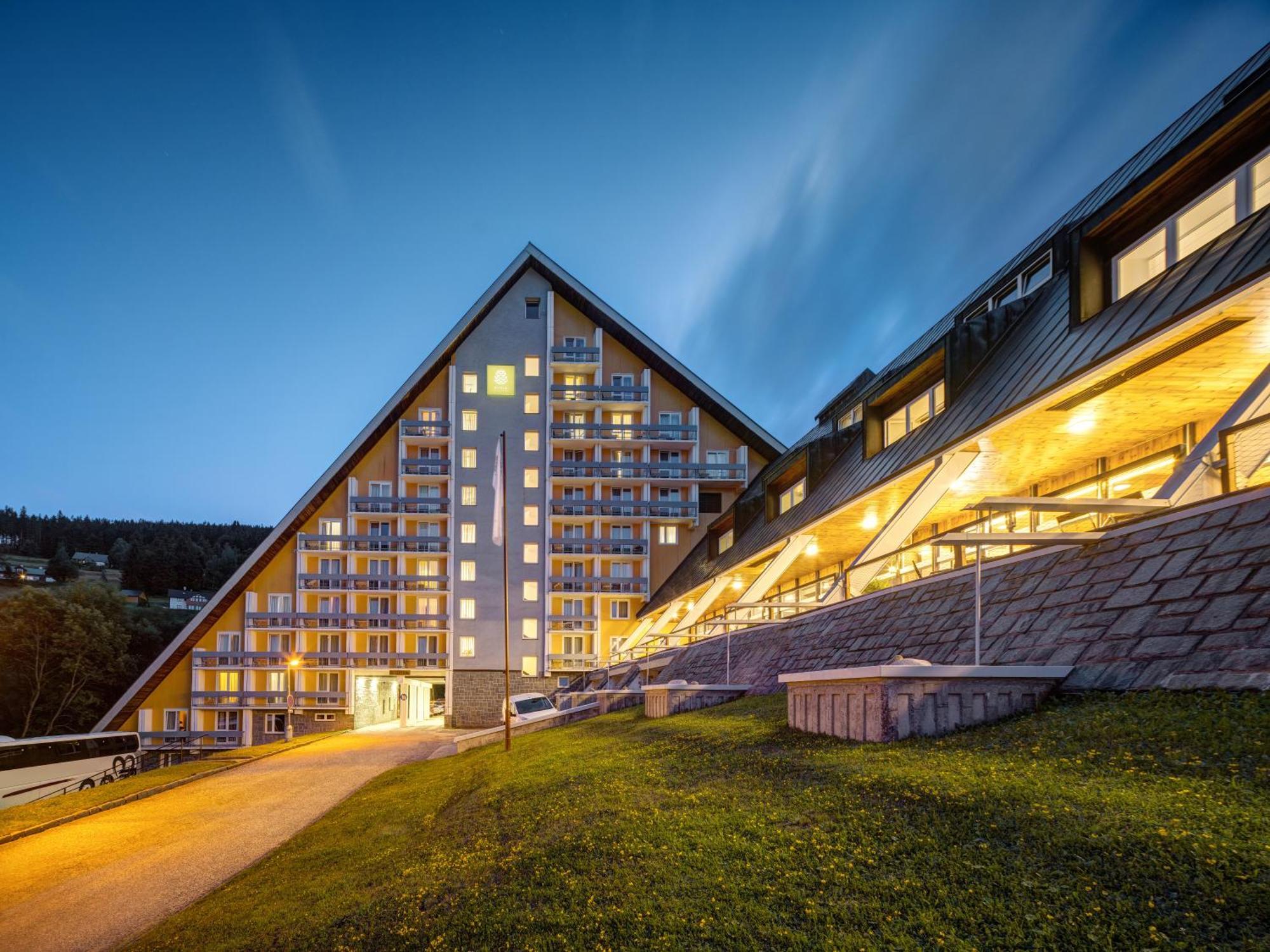 Pinia & Hotel